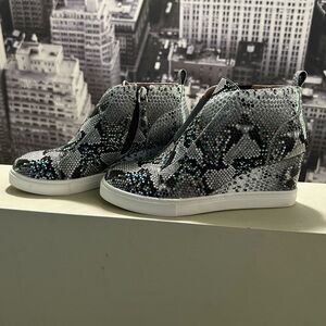 LINEA Paolo Snake Print Women’s wedge bootie EUC